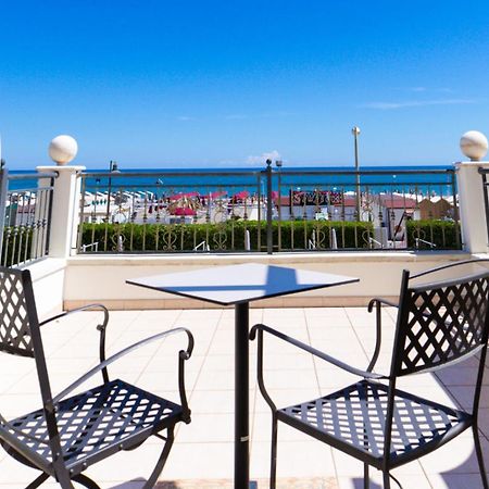 Hotel Soraya - Spiaggia Sawasdee Риччоне Экстерьер фото