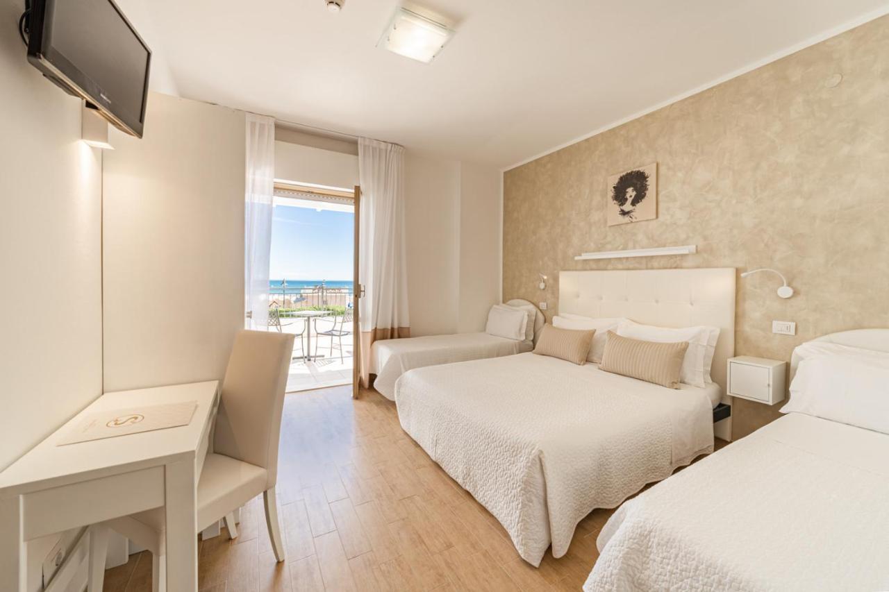 Hotel Soraya - Spiaggia Sawasdee Риччоне Экстерьер фото