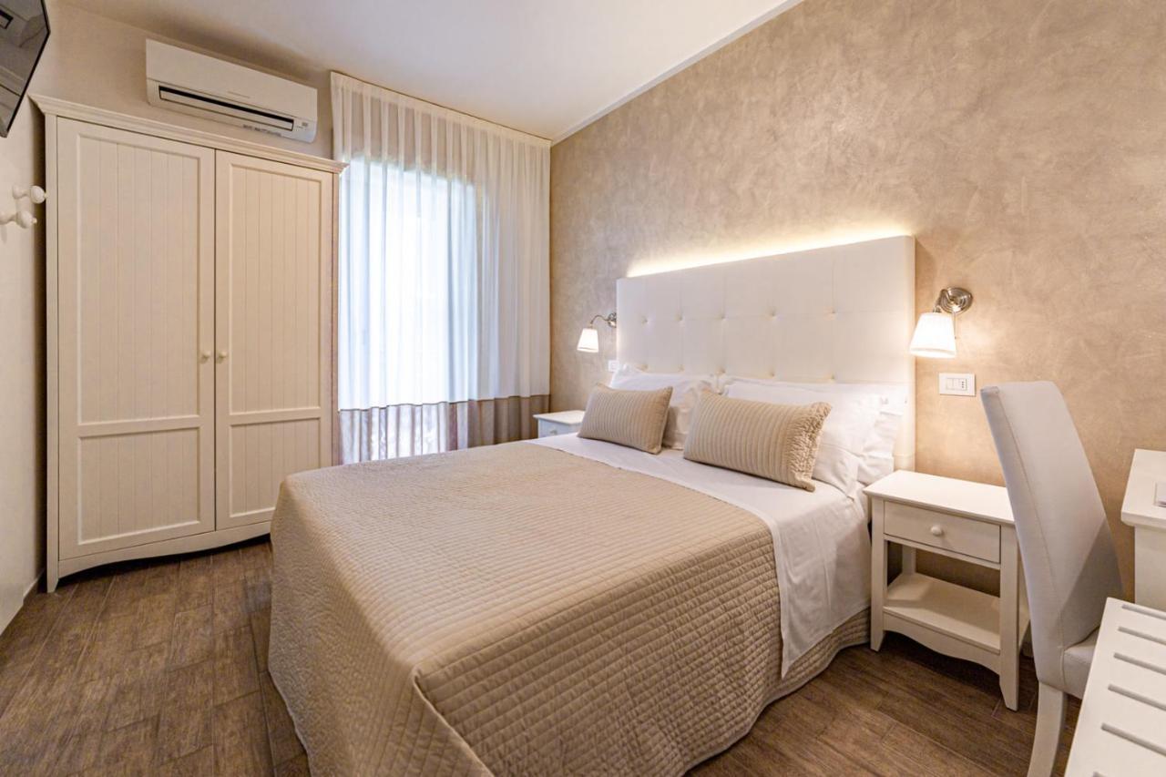 Hotel Soraya - Spiaggia Sawasdee Риччоне Экстерьер фото