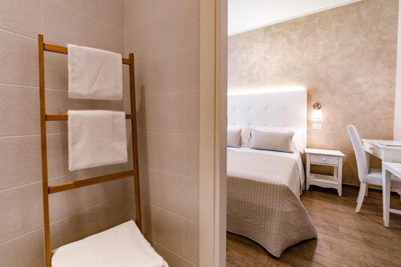 Hotel Soraya - Spiaggia Sawasdee Риччоне Экстерьер фото