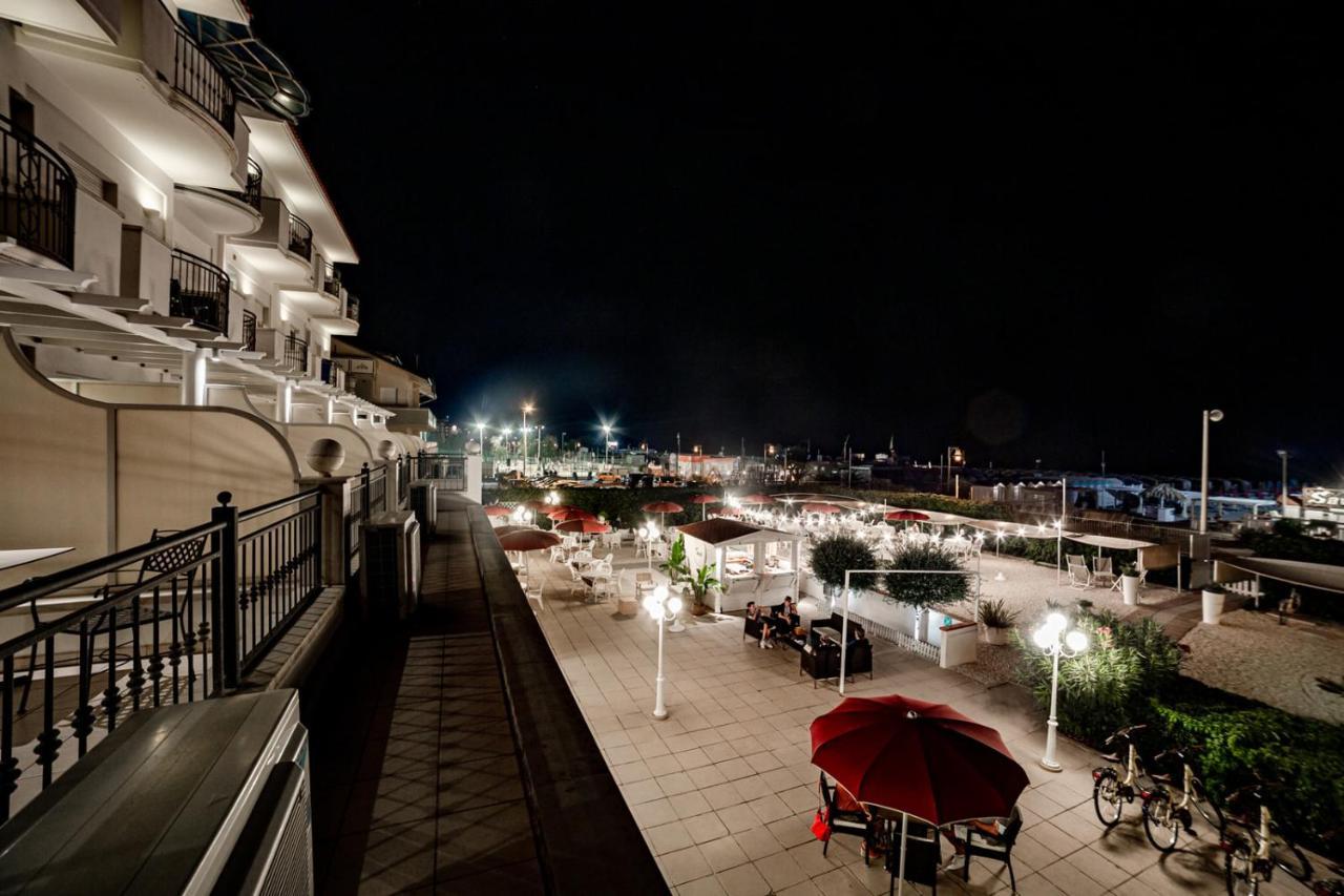 Hotel Soraya - Spiaggia Sawasdee Риччоне Экстерьер фото