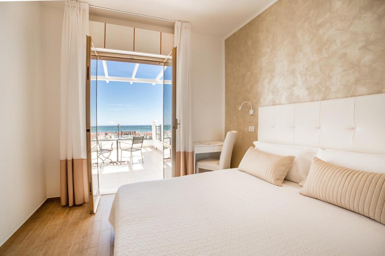 Hotel Soraya - Spiaggia Sawasdee Риччоне Экстерьер фото