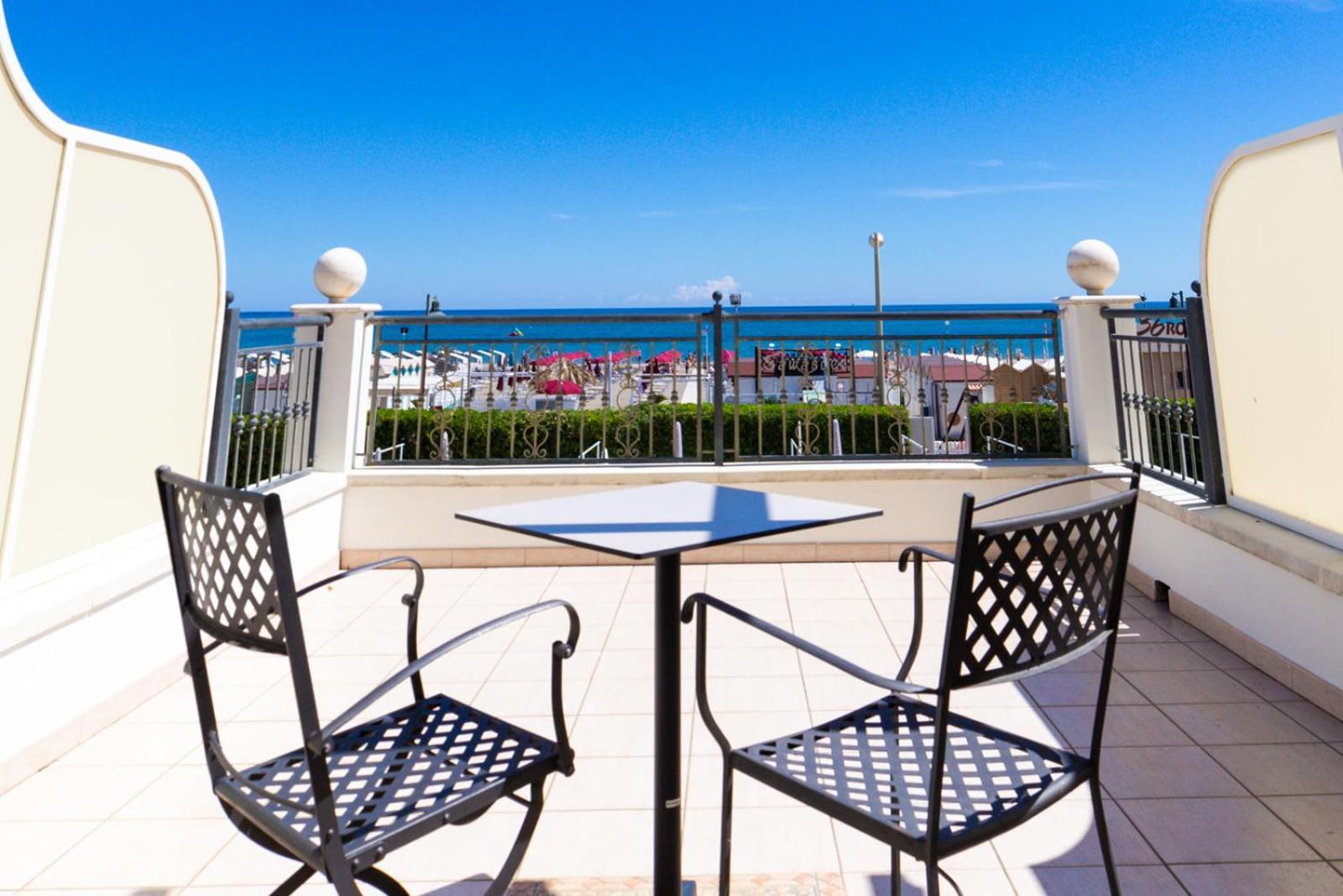 Hotel Soraya - Spiaggia Sawasdee Риччоне Экстерьер фото