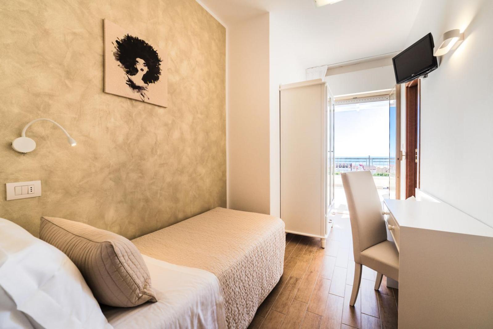 Hotel Soraya - Spiaggia Sawasdee Риччоне Экстерьер фото